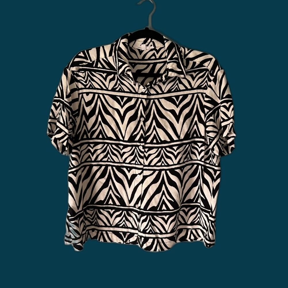 Jane & Delaney short sleeve black/white zebra stripped button down top size M